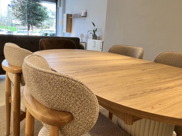 Bohem sandalye açık ve koyu kahve kombin salon yakın detay